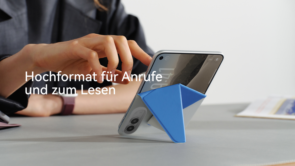 Ein kompakter mobiler Arbeitsplatz auf einem Café-Tisch mit dem Tripod Stand und der Field Wallet