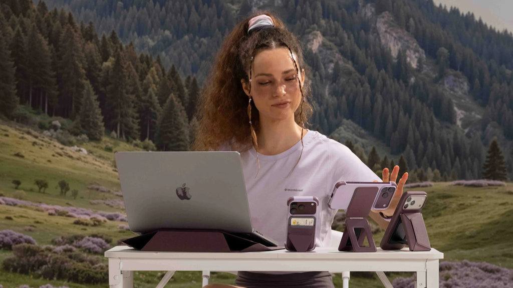 Ein kompakter mobiler Arbeitsplatz auf einem Café-Tisch mit dem Tripod Stand und der Field Wallet