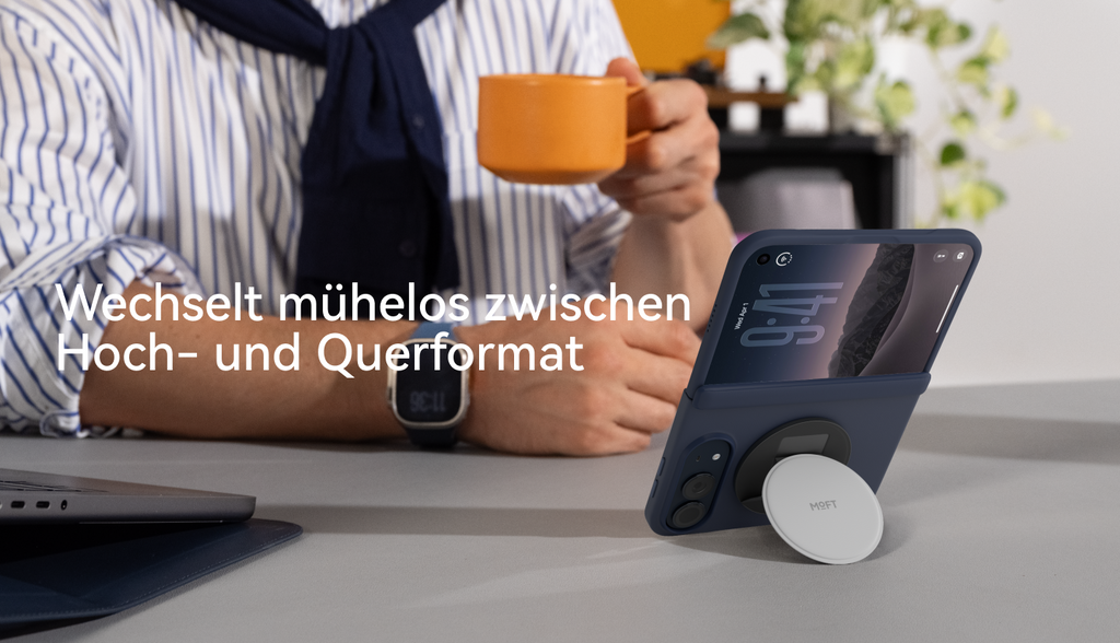 Selfie auf einer Dachterrasse, das Wallet als Griff aufgeklappt