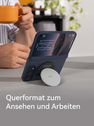 Selfie auf einer Dachterrasse, das Wallet als Griff aufgeklappt