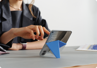 Ein kompakter mobiler Arbeitsplatz auf einem Café-Tisch mit dem Tripod Stand und der Field Wallet
