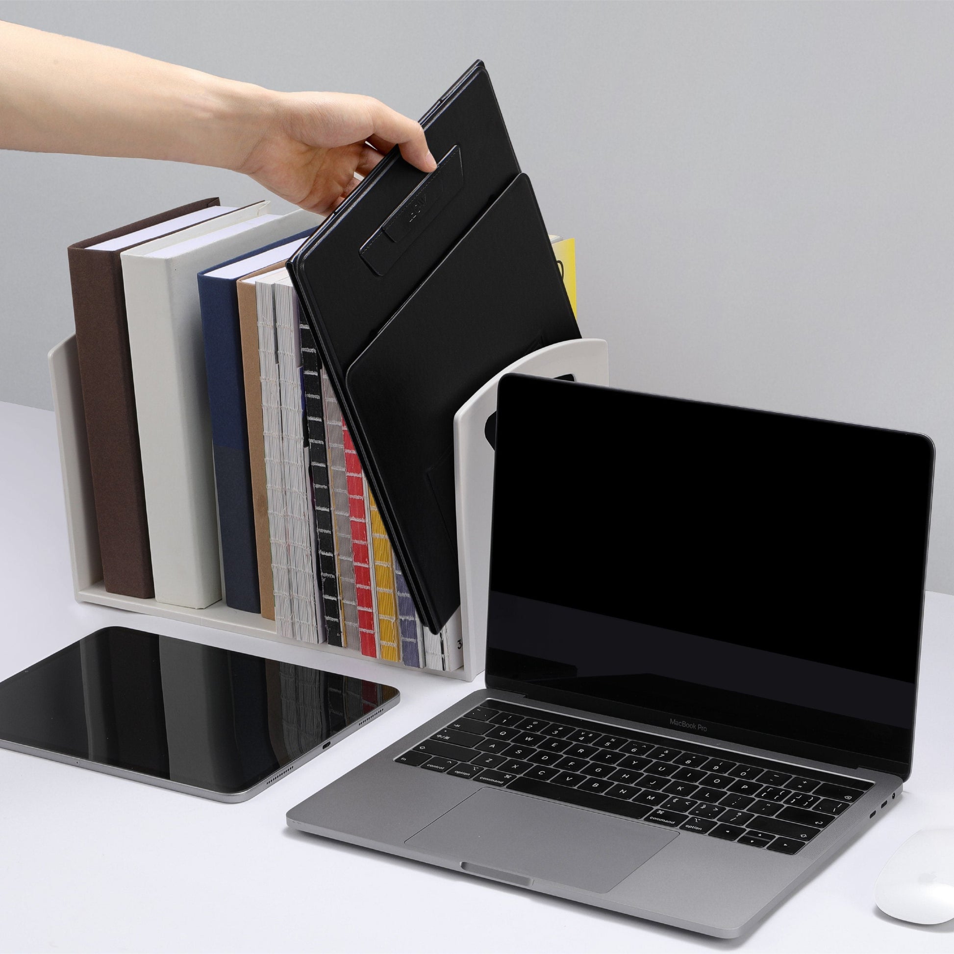 MOFT Z Laptopstandaard, dun, verstelbaar, opvouwbaar, 4 zitmodi, compatibel met de meeste laptops tot 17 inch, belastbaar tot 10 kg (zwart MOFT Z Laptopstandaard, dun, verstelbaar, opvouwbaar, 4 zitmodi, compatibel met de meeste laptops tot 17 inch, belastbaar tot 10 kg (zwart